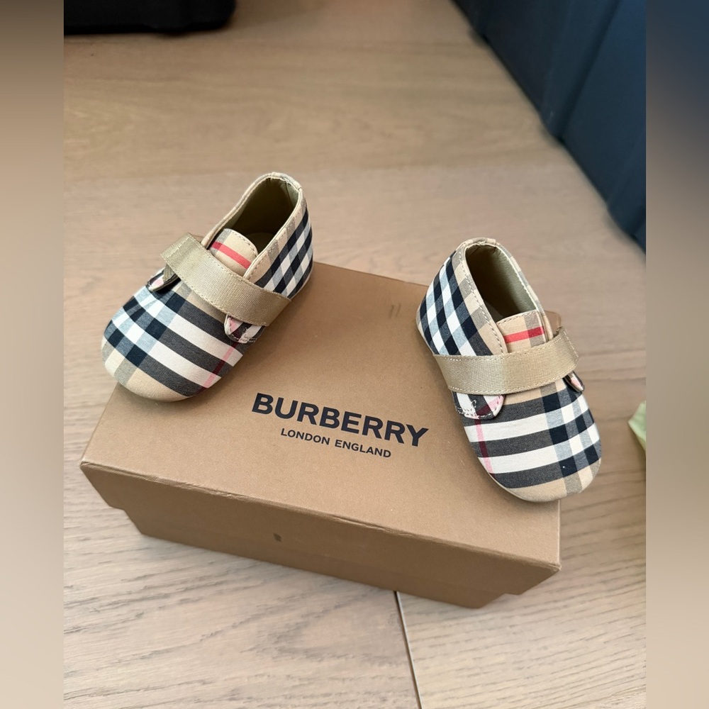 Burberry baby shoes